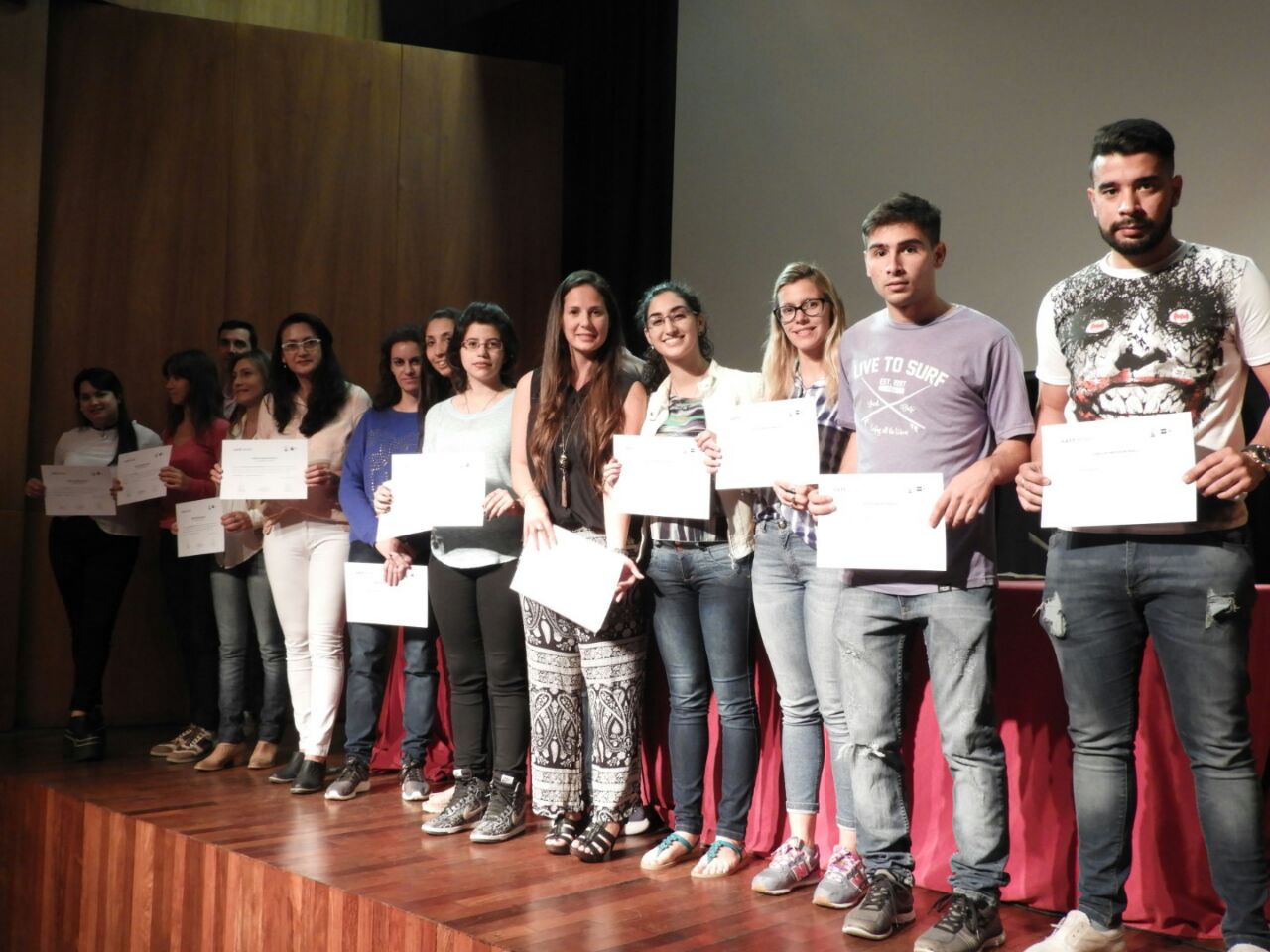 Entrega, diplomas alumnos graduados del S.A.T.T
