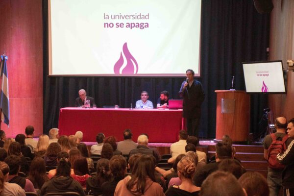 LA UNIVERSIDAD NO SE APAGA