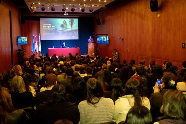 Conferencia «DESAFÍOS DEL SIGLO XXI. INTELIGENCIA ARTIFICIAL, CAMBIO AMBIENTAL, DESIGUALDAD. LA CONSTRUCCIÓN DE ESPERANZA».
